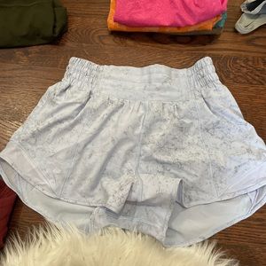 lululemon hotty hot hr 2.5” shorts